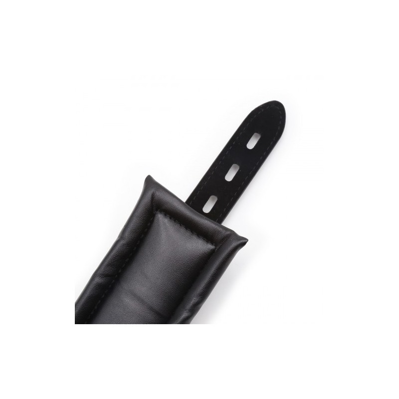 Μεταλλική μπάρα με δερμάτινα δεσμά περιορισμού του λαιμού και των χεριών