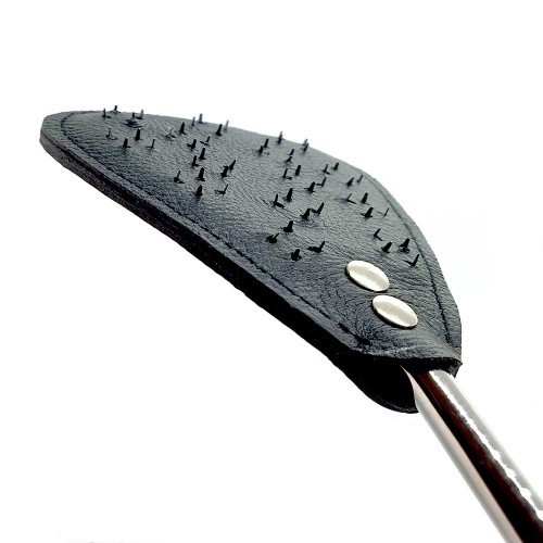 Φετιχιστικό Μαστίγιο τιμωρίας με μεταλλικά καρφάκια 63 εκ